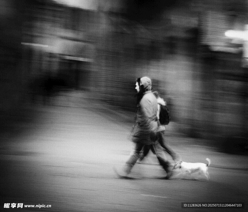 夜晚街头人与狗漫步