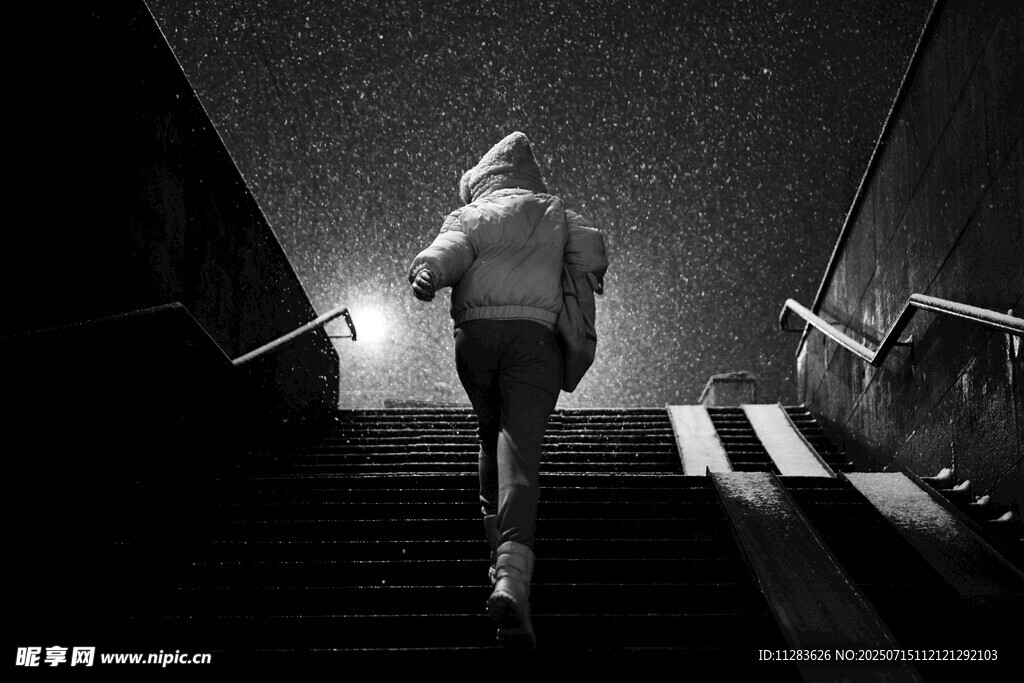 夜中独行者攀登楼梯