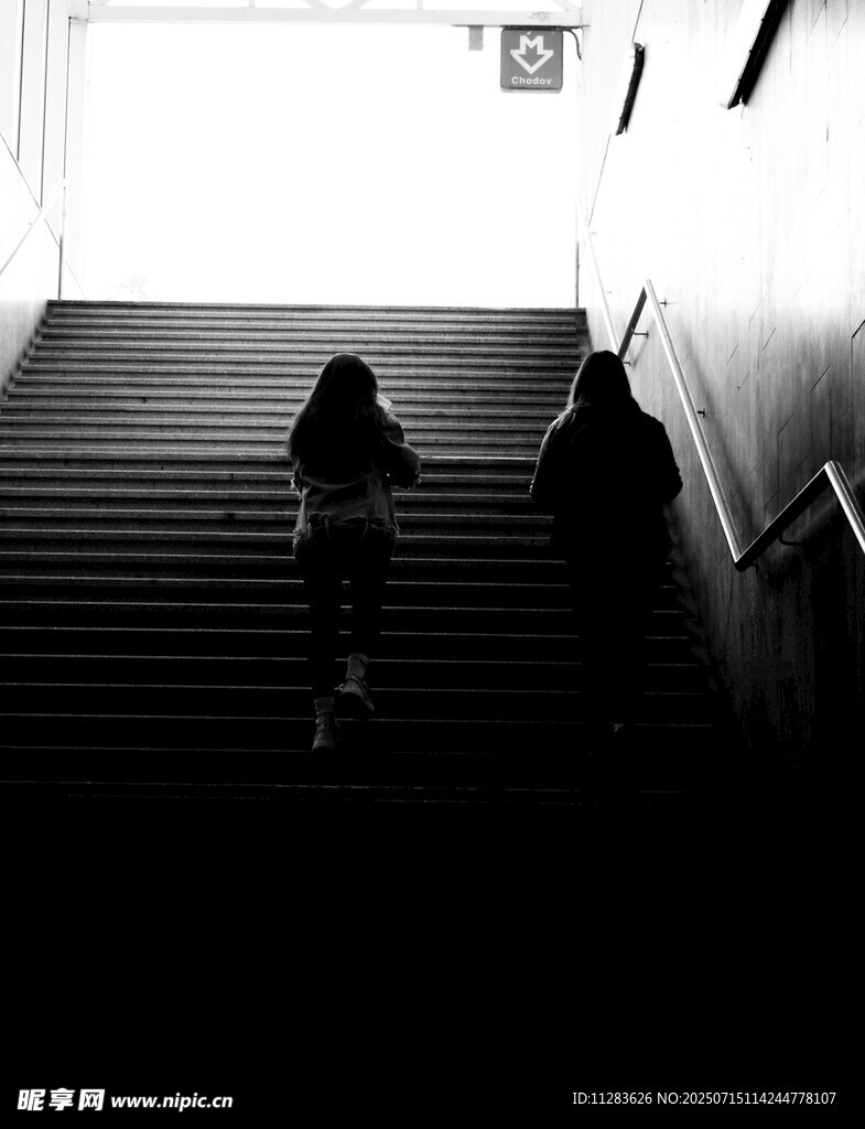 女孩独自走在昏暗楼梯间