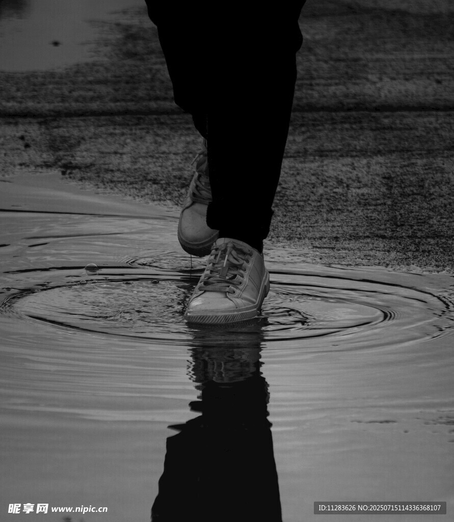 雨中漫步的脚步