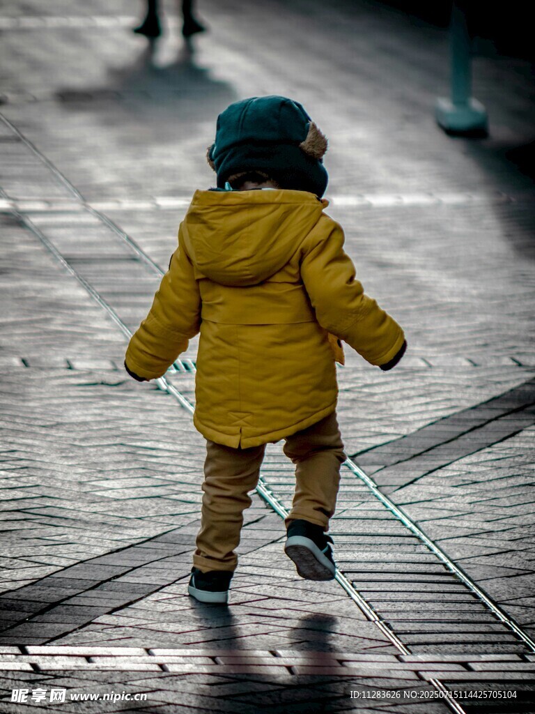 雨中行走的孩童