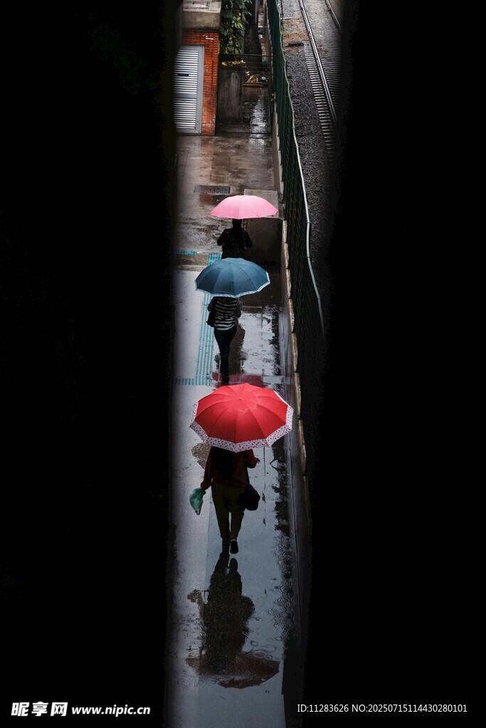雨中撑伞行人的朦胧身影