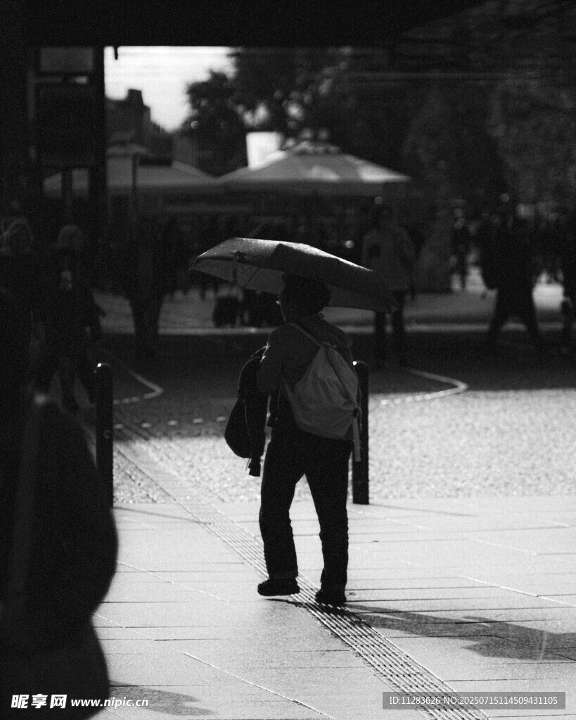 雨中撑伞独行的身影