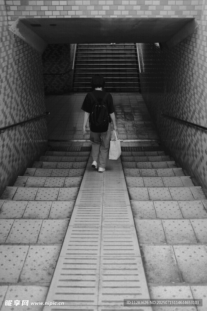 一人独行于阶梯通道