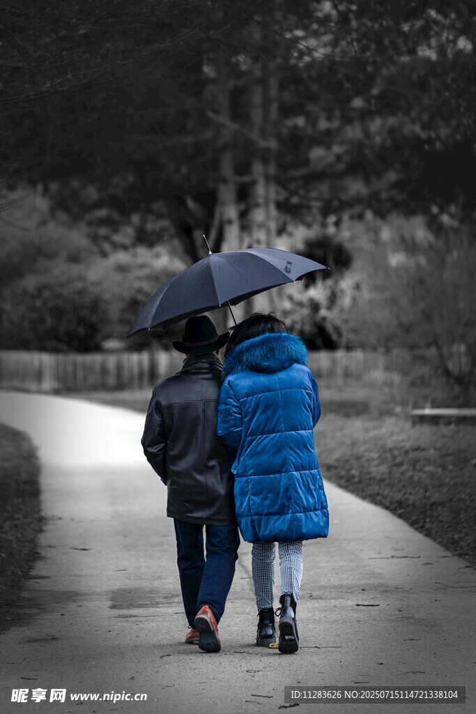 雨中漫步的亲子温馨时刻