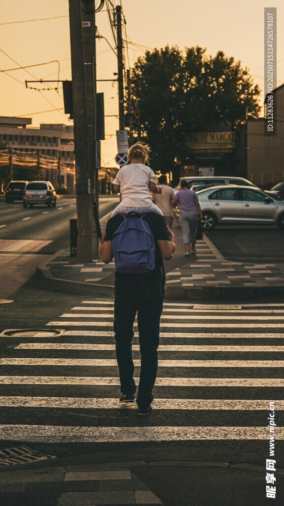行人过马路背影