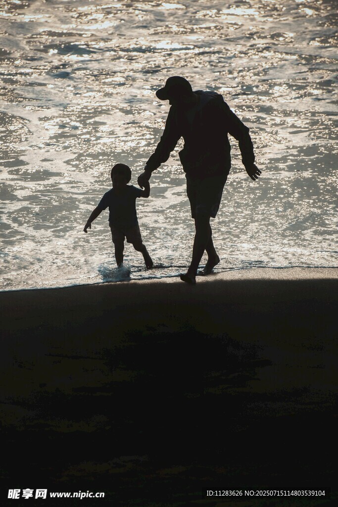 海边父子漫步温馨瞬间