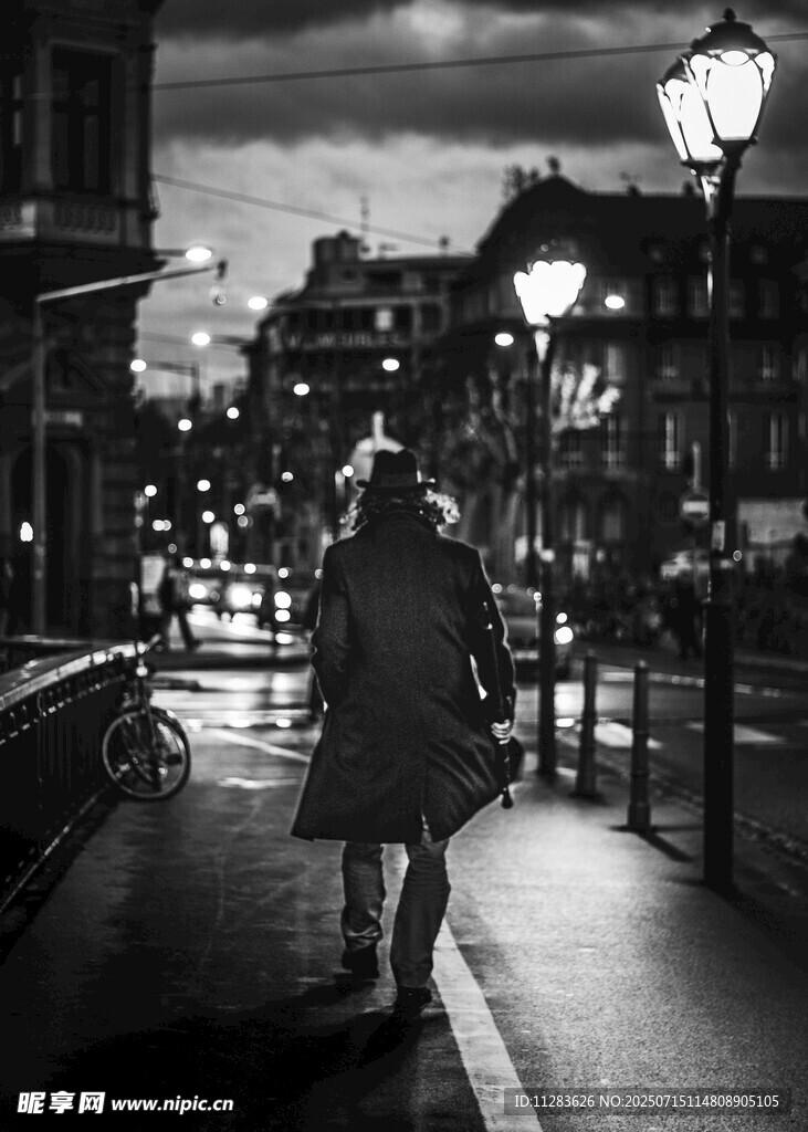 夜晚街头独行的身影