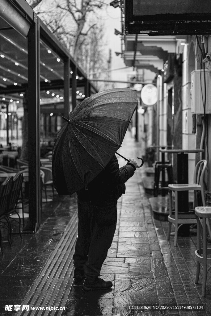 雨中撑伞独行的身影
