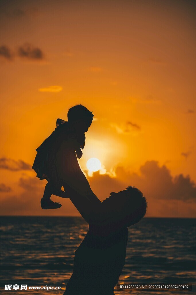 夕阳下父亲与孩子的温馨瞬间
