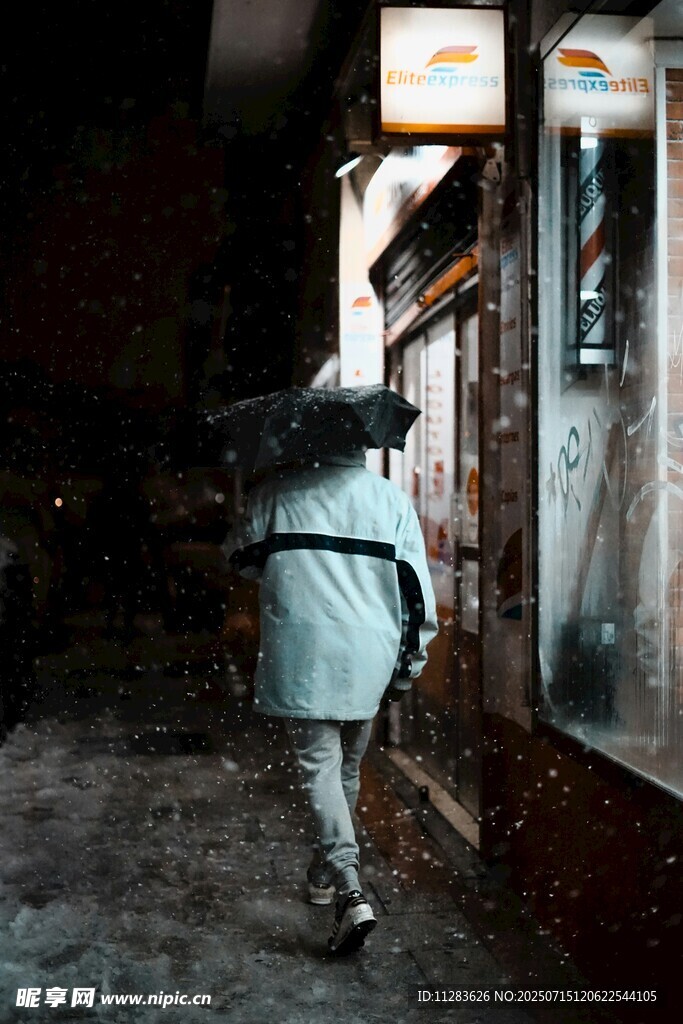 雨夜撑伞行走的孤独身影
