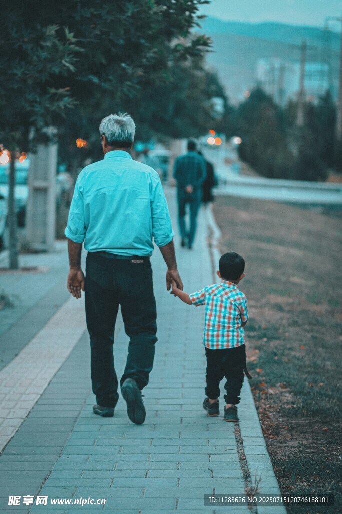 爷孙漫步路间温馨画面
