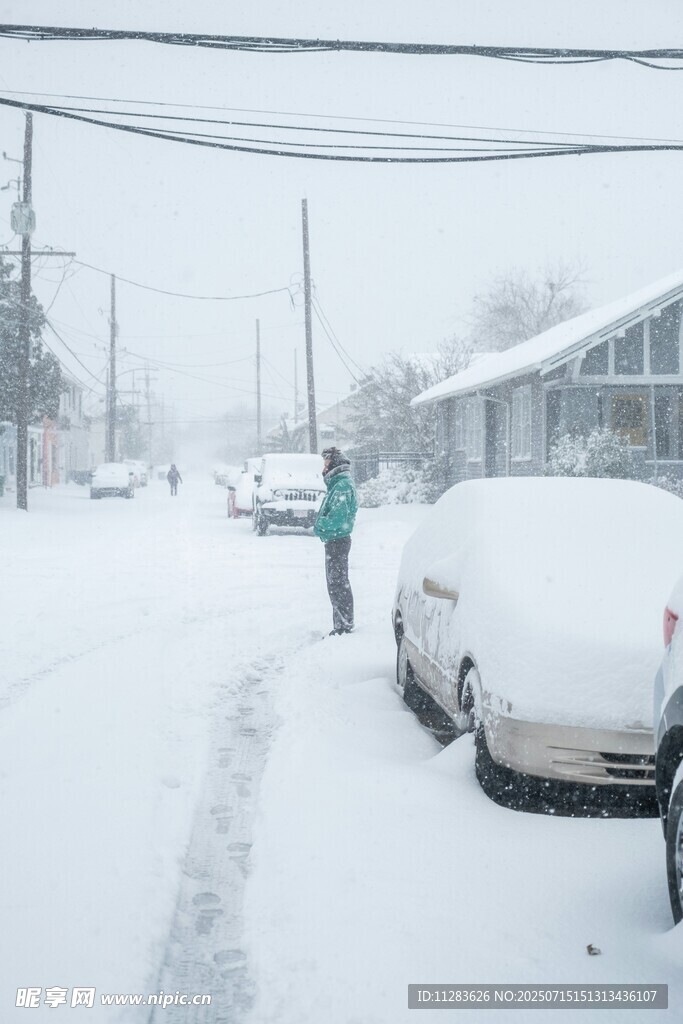 大雪覆盖街道的冬日景象