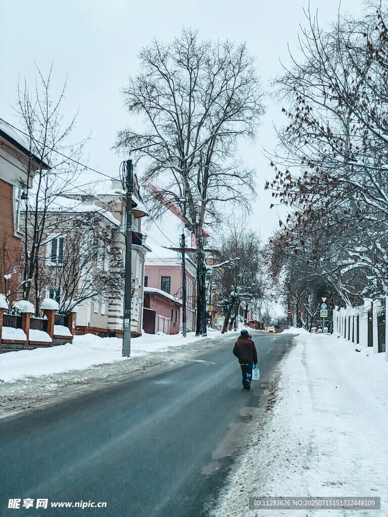 冬日雪后街头行人景象