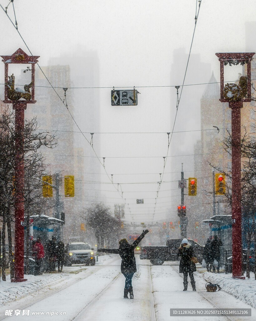 雪天街头行人的独特瞬间