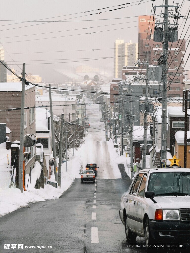 冬日雪后街道景象