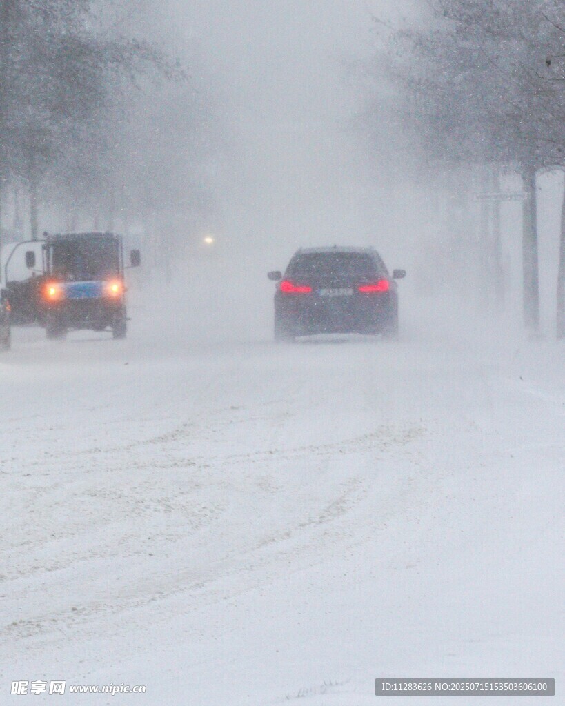 雪天道路上行驶的车辆