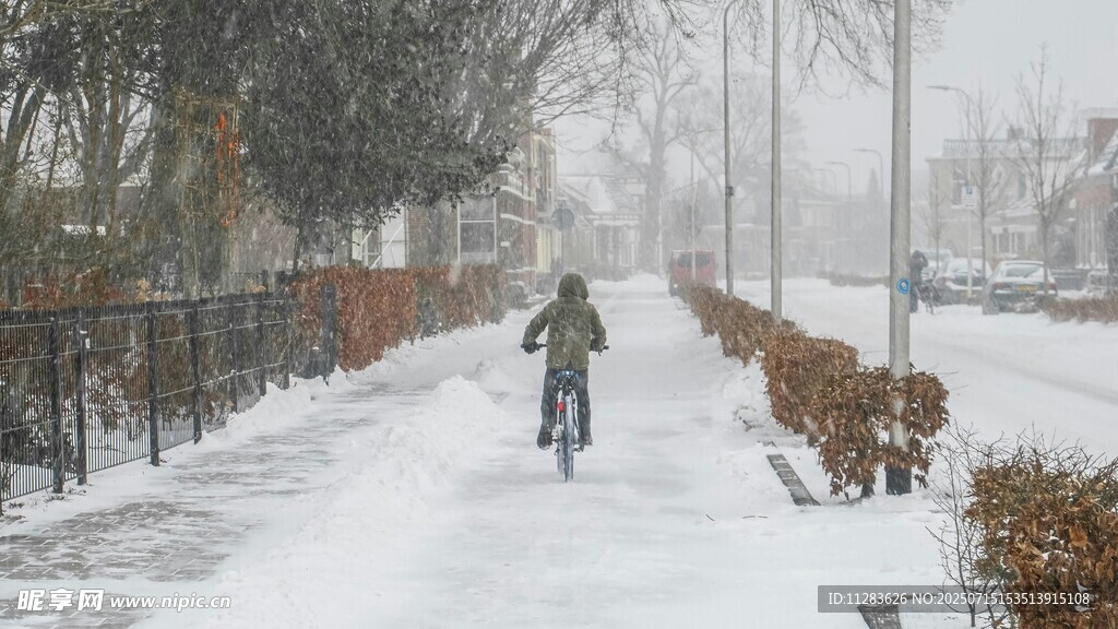 雪中骑行者