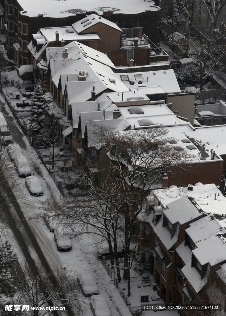 雪覆屋顶与铁轨的冬日景象