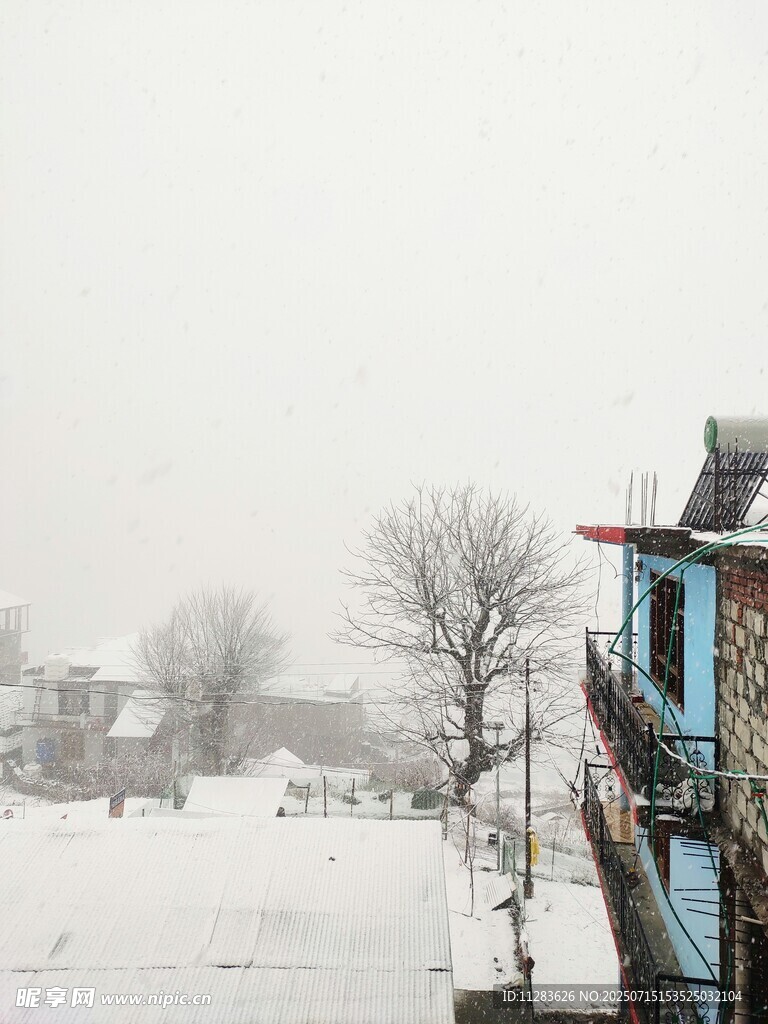 雪覆村庄中的蓝色小屋
