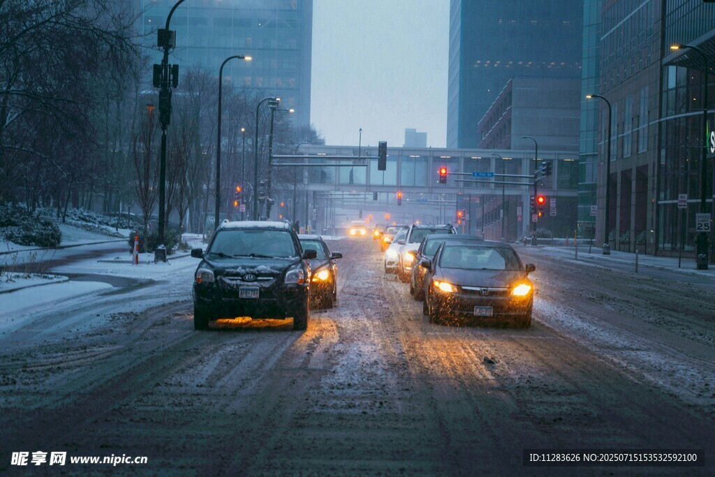 雪天城市道路行车景象