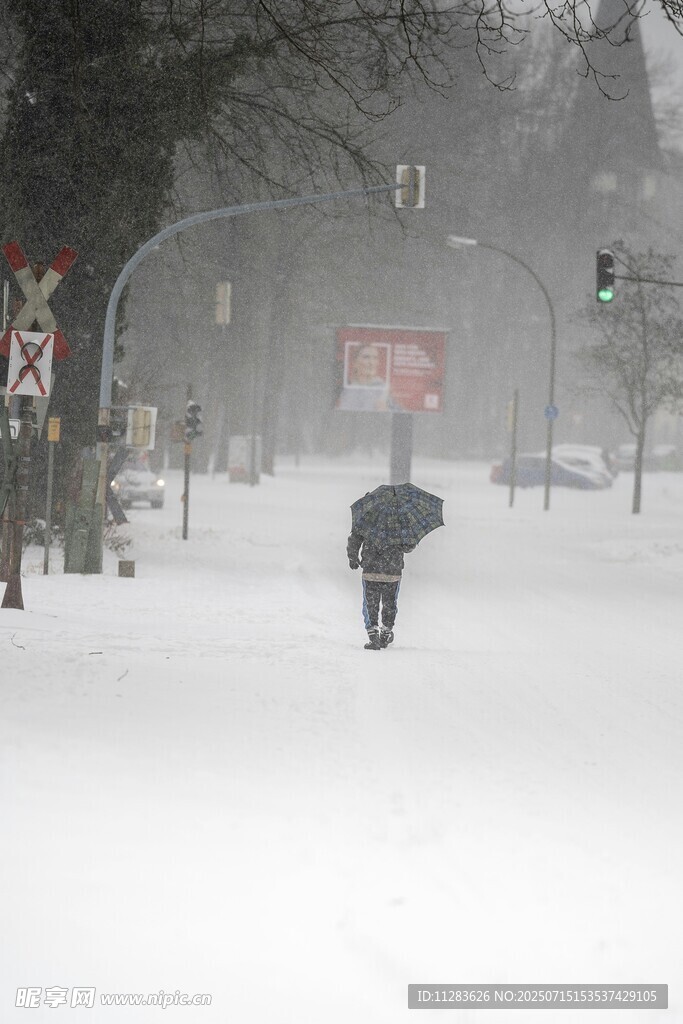 雪中行人艰难前行