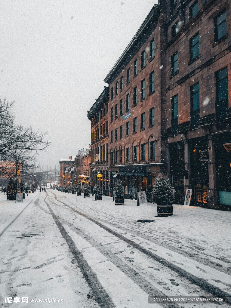 雪后城市街道的静谧景象