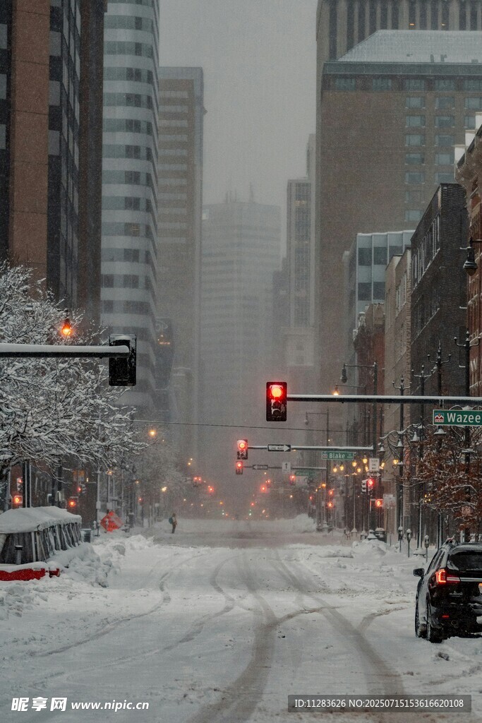 城市雪天交通景象