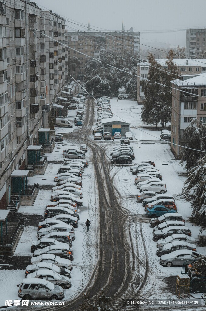 雪后城市街道停车景象