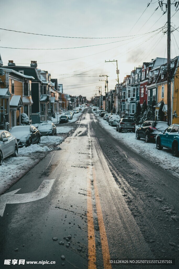 冬日积雪覆盖的宁静街道