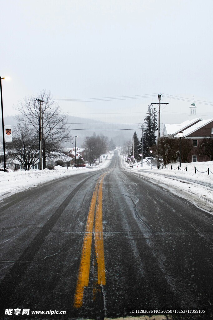 冬日雪覆公路景象