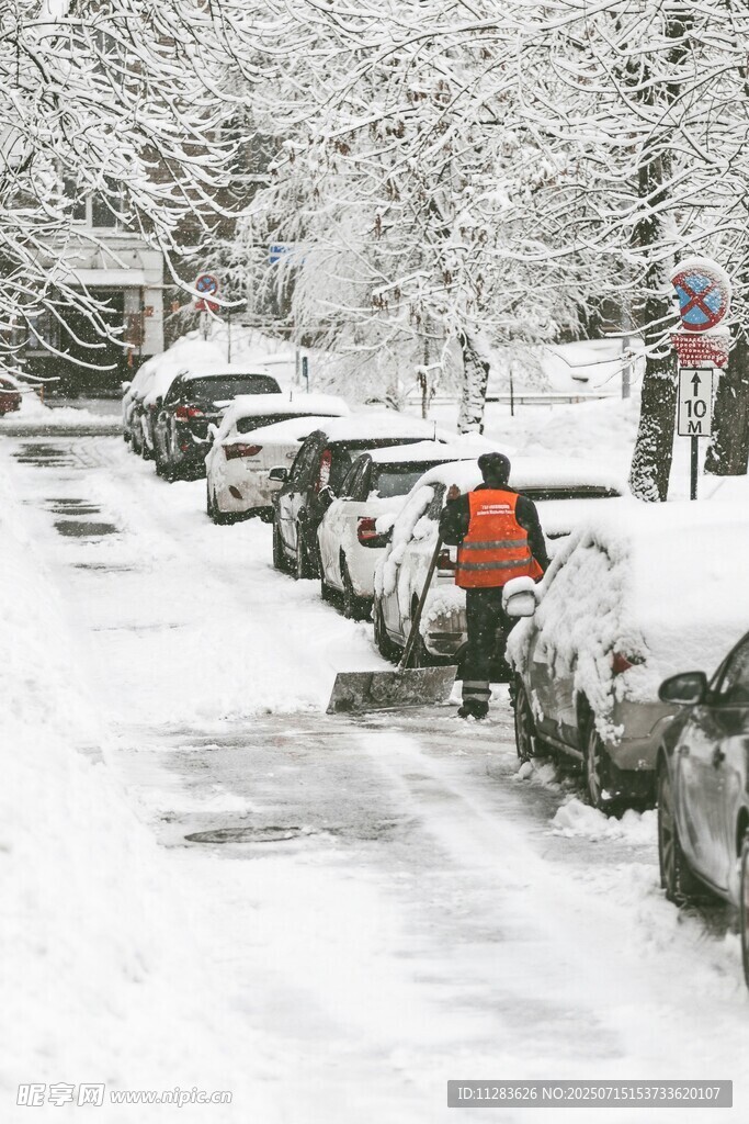 环卫工人清扫积雪场景