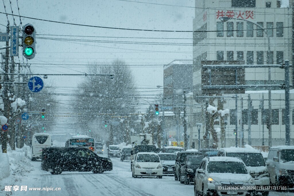 雪天城市街道交通景象