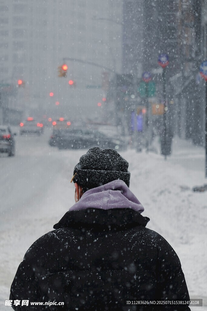 雪中行人背影