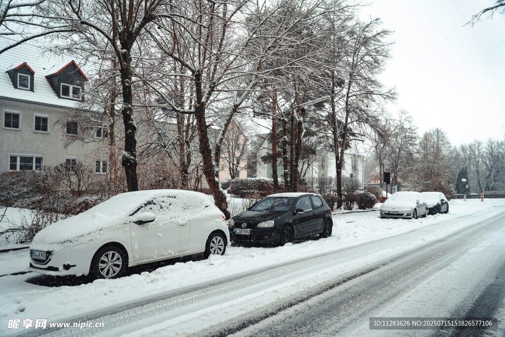 雪后街道上停放的车辆