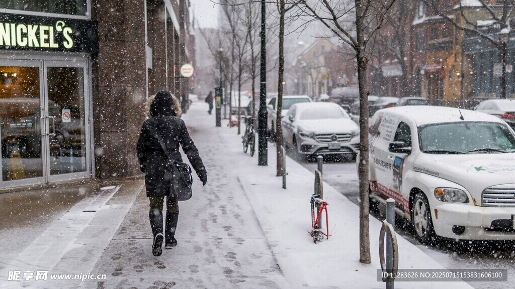 冬日街头行人与积雪车辆