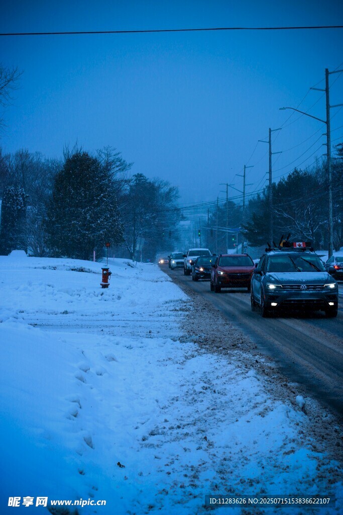 冬日雪后道路上的车辆行人
