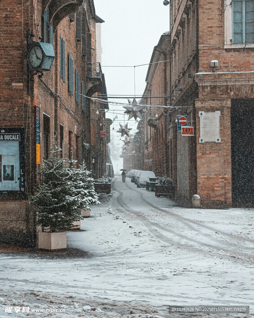 雪后静谧的欧式街道小巷