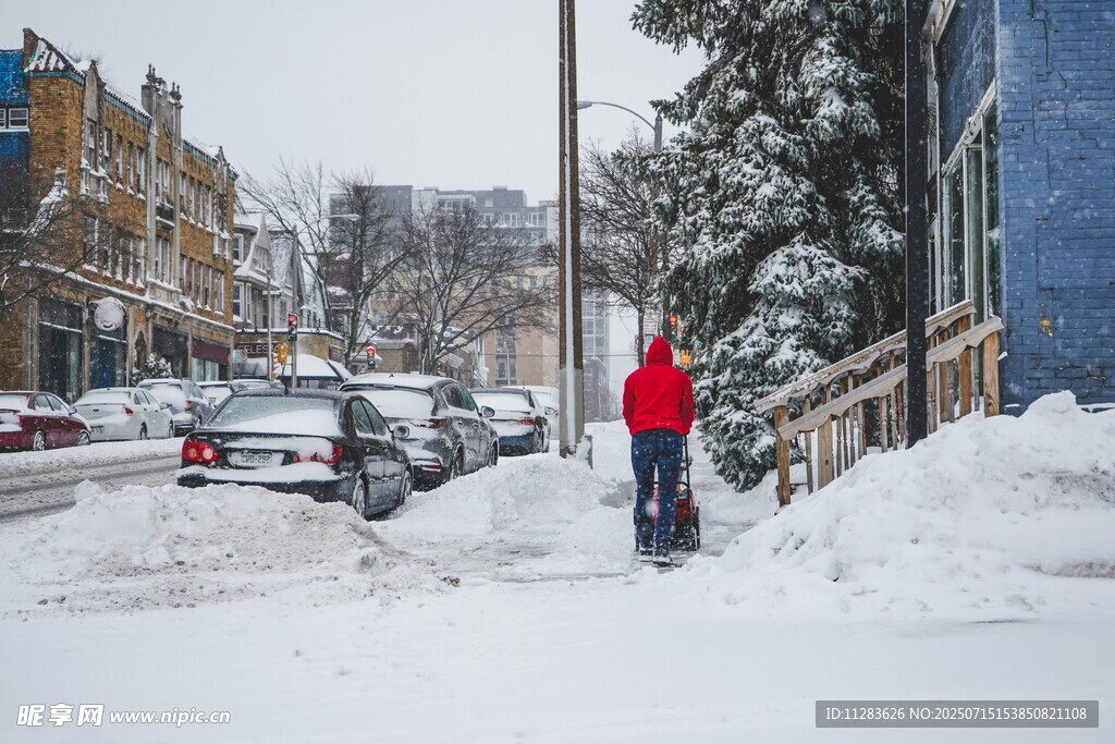 雪中行人与积雪街道景象