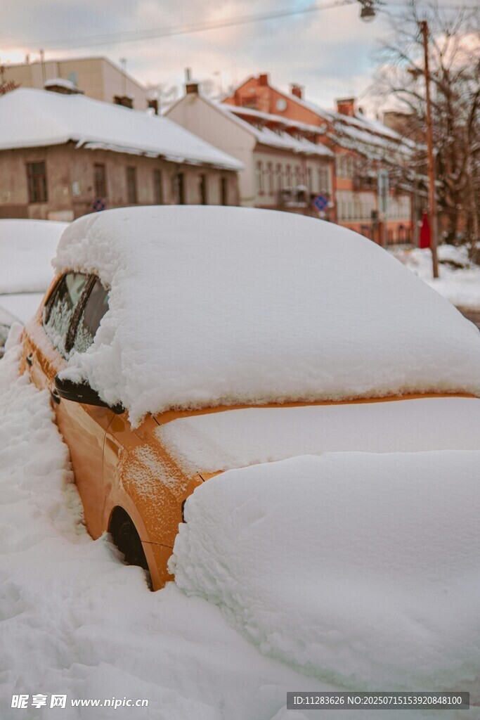 雪后被积雪覆盖的黄色汽车