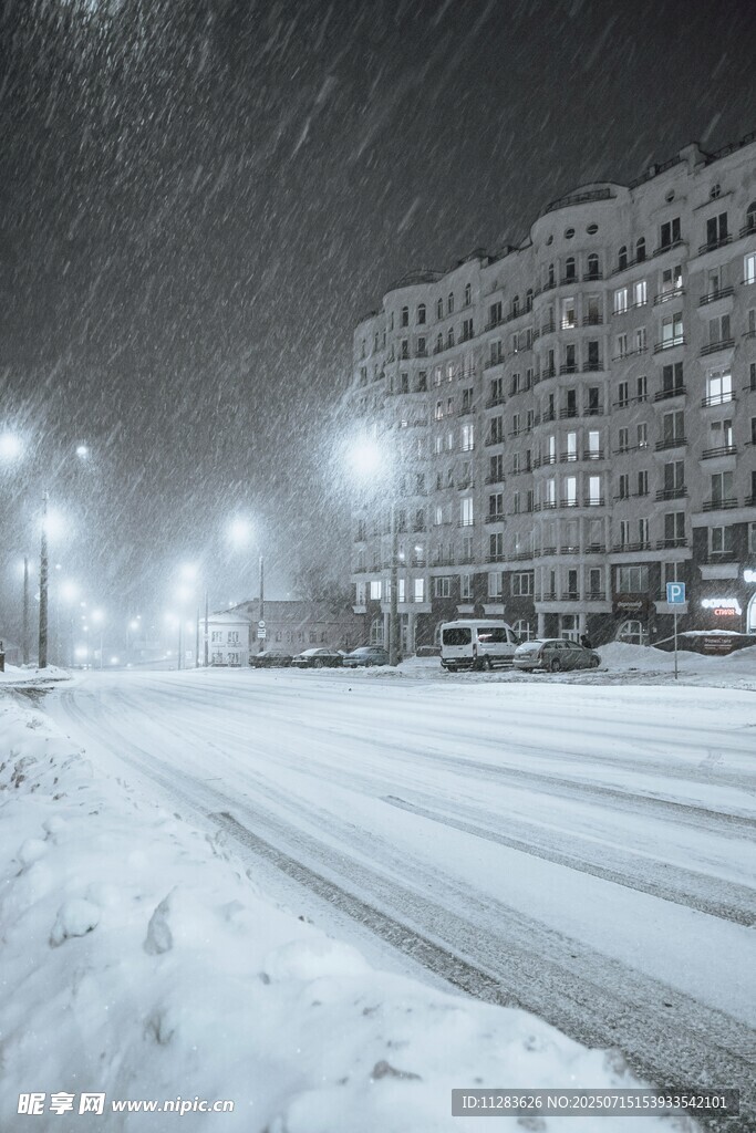 雪夜中的城市街道景象
