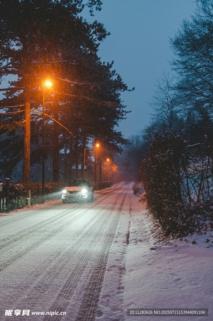 雪夜中的静谧街道