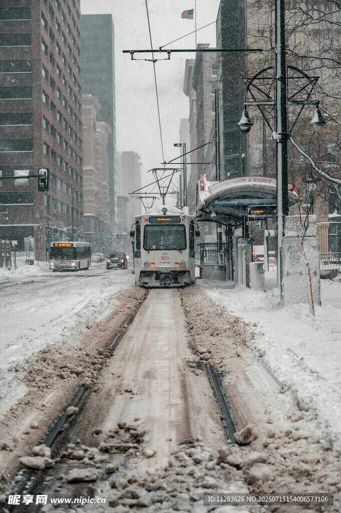 雪后城市中的有轨电车轨道