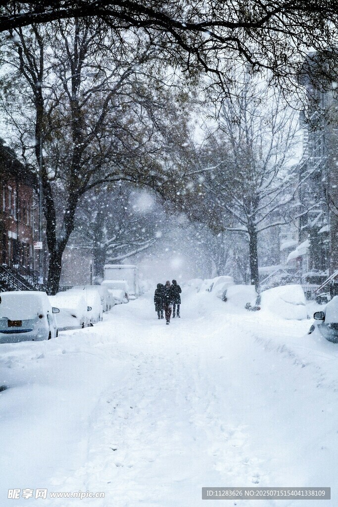 雪天街道上的行人身影