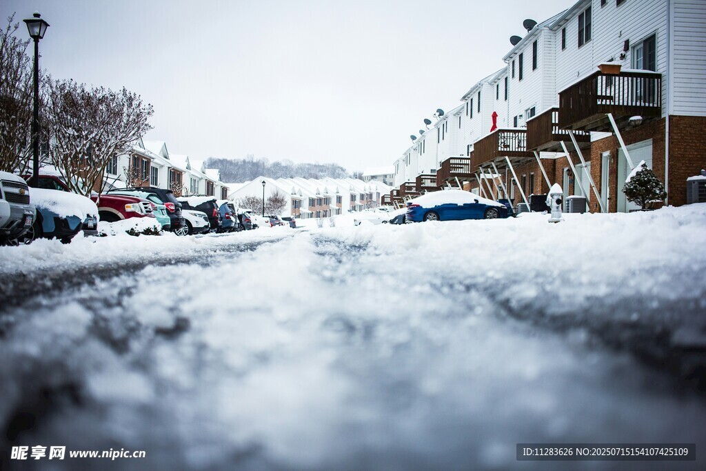 冬日雪后街道景象