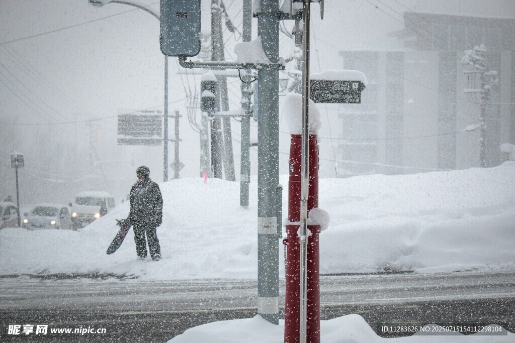 大雪中行人在街道艰难行走