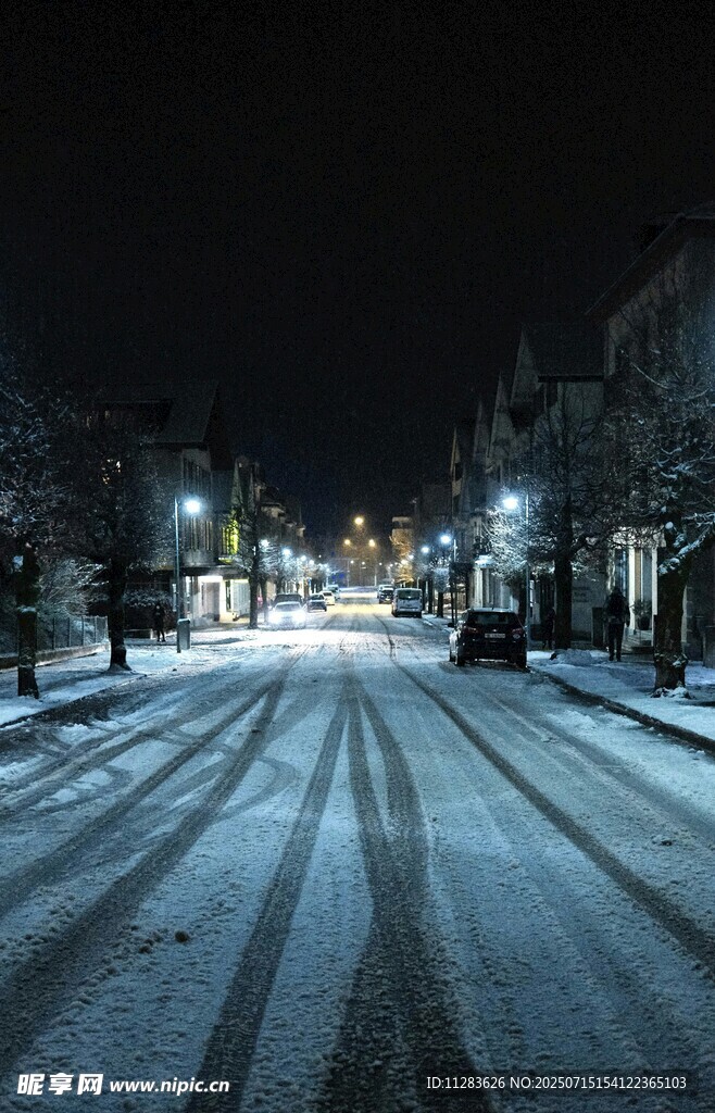雪夜街道的静谧景象
