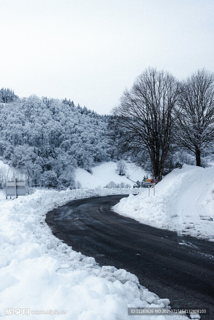 冬日雪覆蜿蜒公路美景
