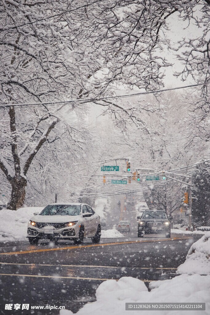 雪天城市道路行车景象