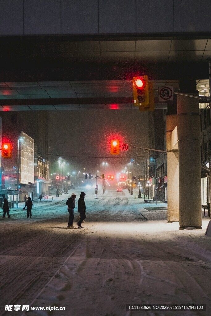 城市夜幕下的街头景象